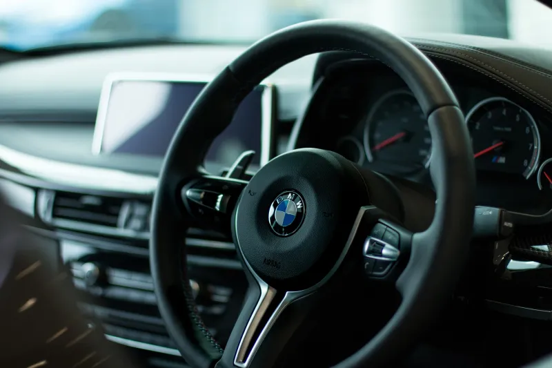 BMW-Fahrzeuginterieur als Branchenmotiv zum Automatisierungsprojekt