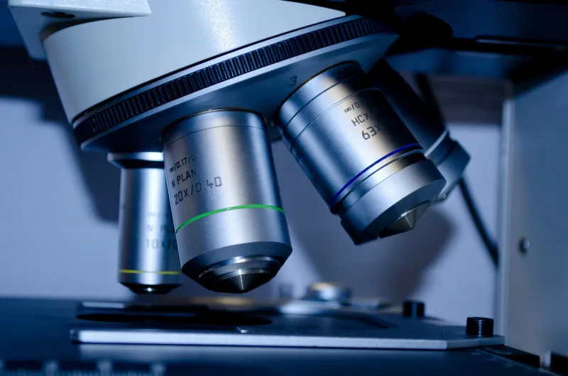 Mikroskop als Branchenmotiv zum Projekt einer Bioprinting-Wissensdatenbank